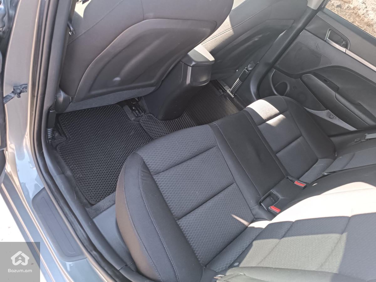 HYUNDAI ELANTRA  - image 6