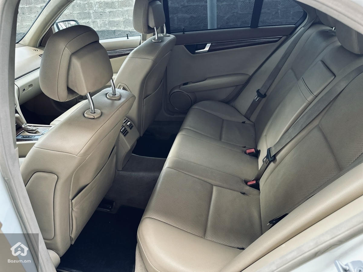 Mercedes-Benz W204 C300 - image 10