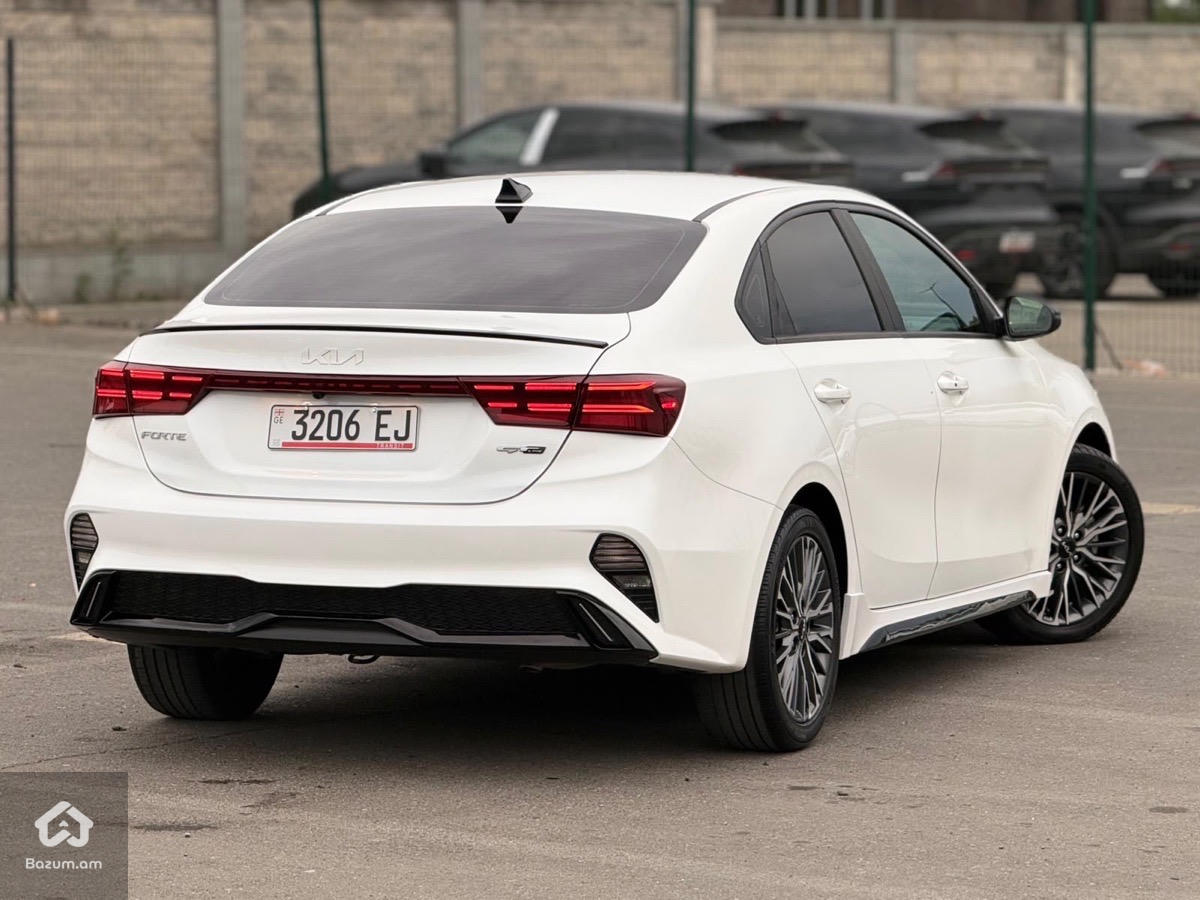 kia Forte - image 18