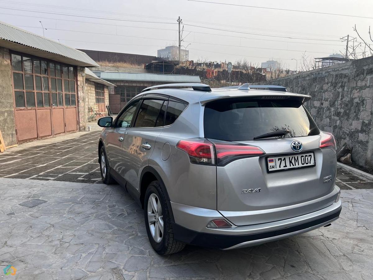 Toyota RAV4 - image 3