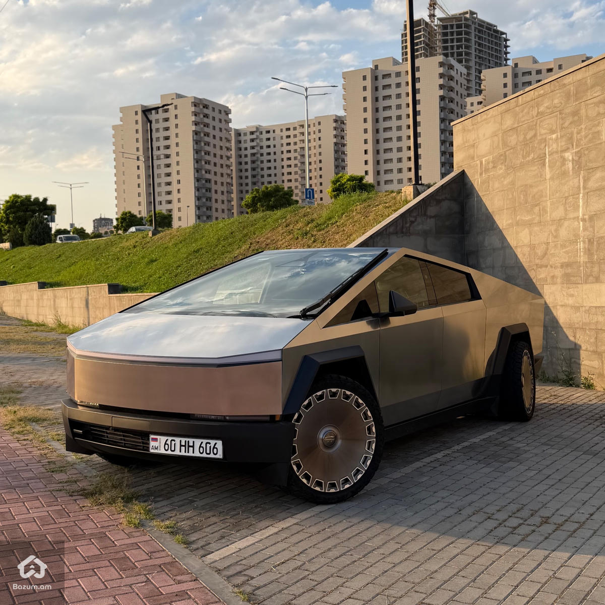 Tesla Cybertruck - image 4