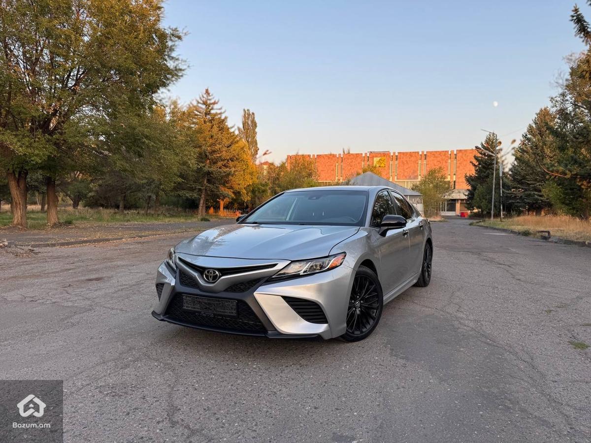 Toyota Camry SE - image 2