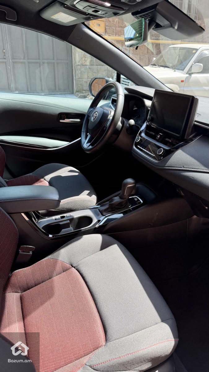 Toyota Corolla SE - image 9