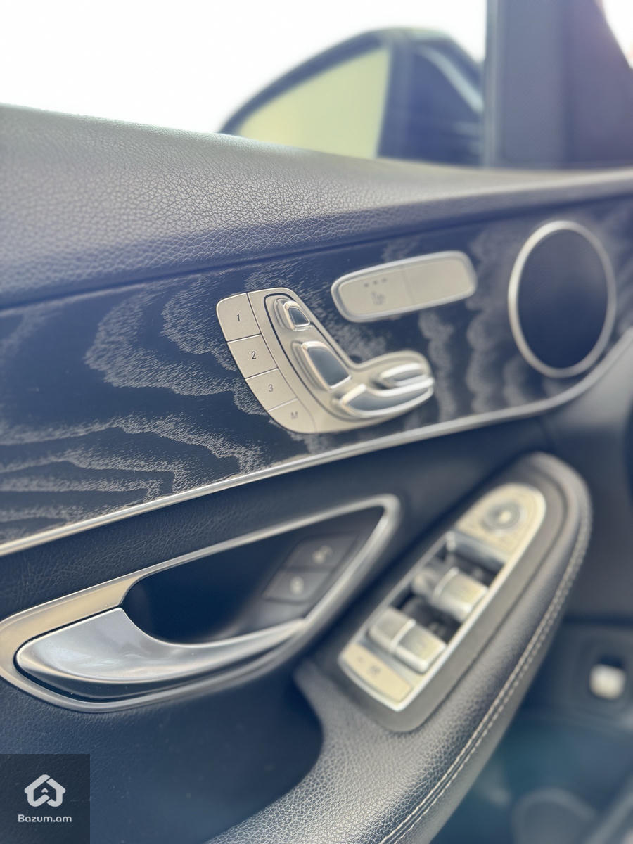 Mercedes Benz C300 - image 7