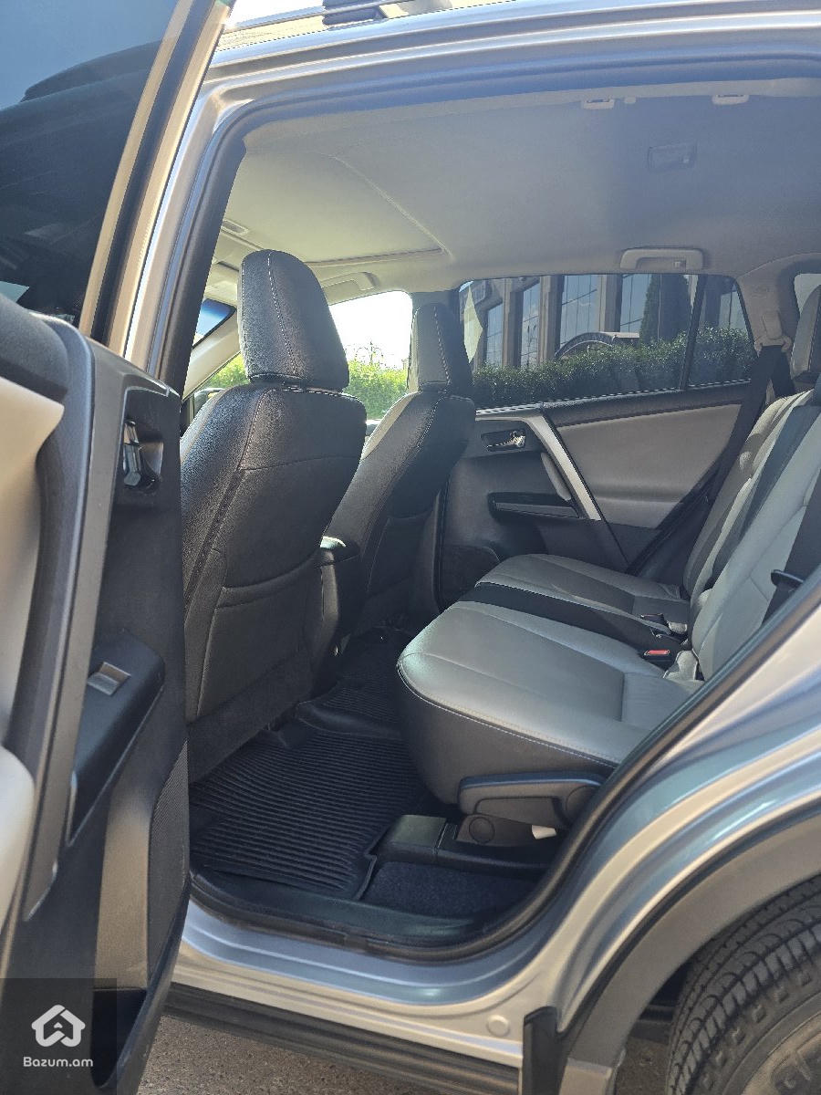Toyota Rav4 XLE - image 17