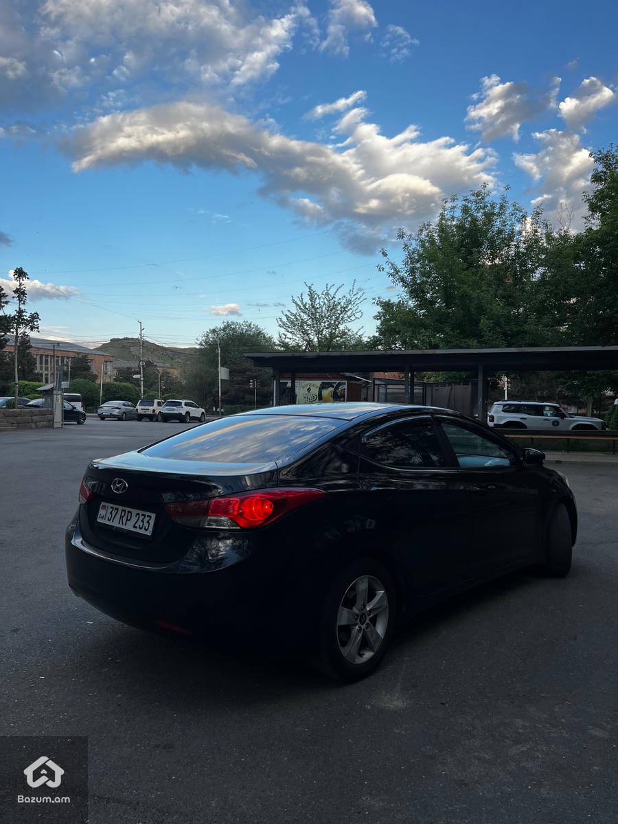 Hyundai Elantra - image 3