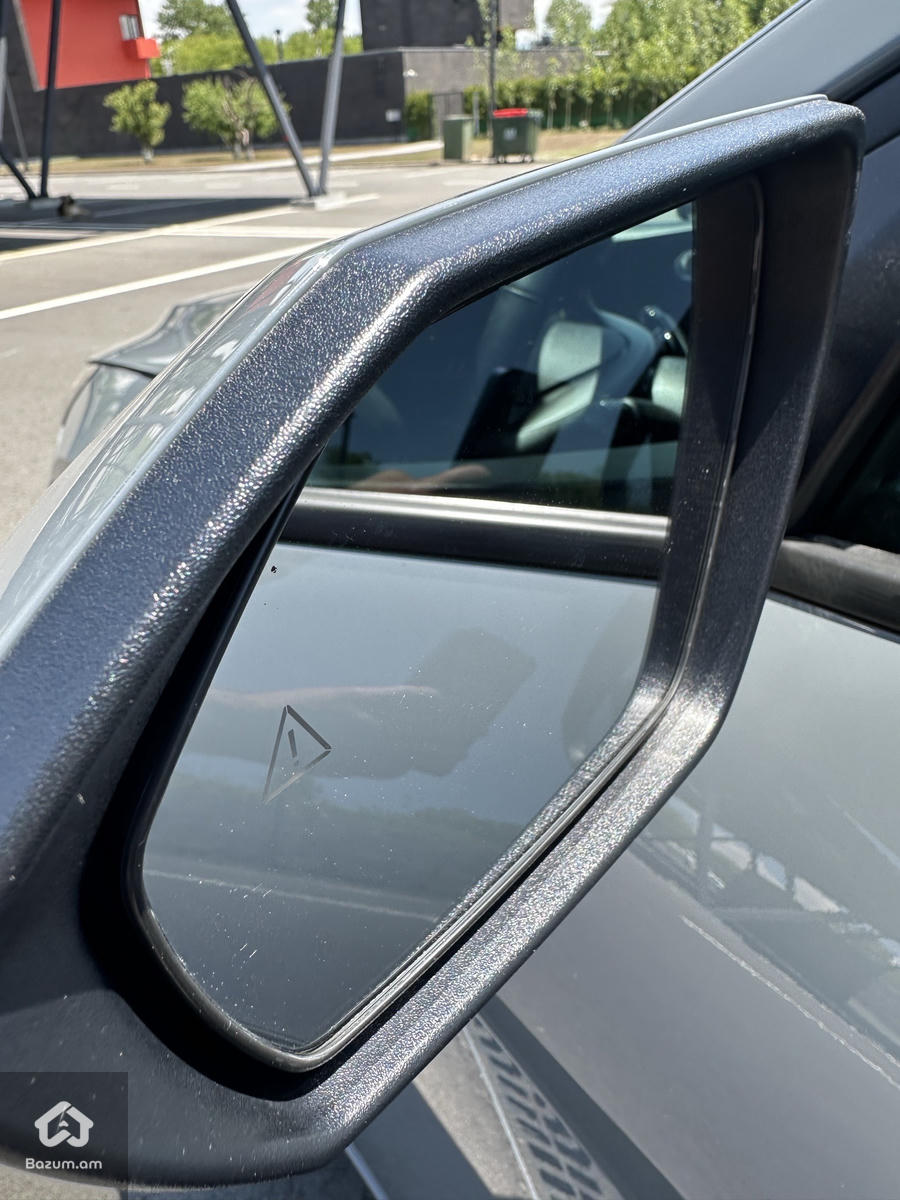 Elantra - image 25