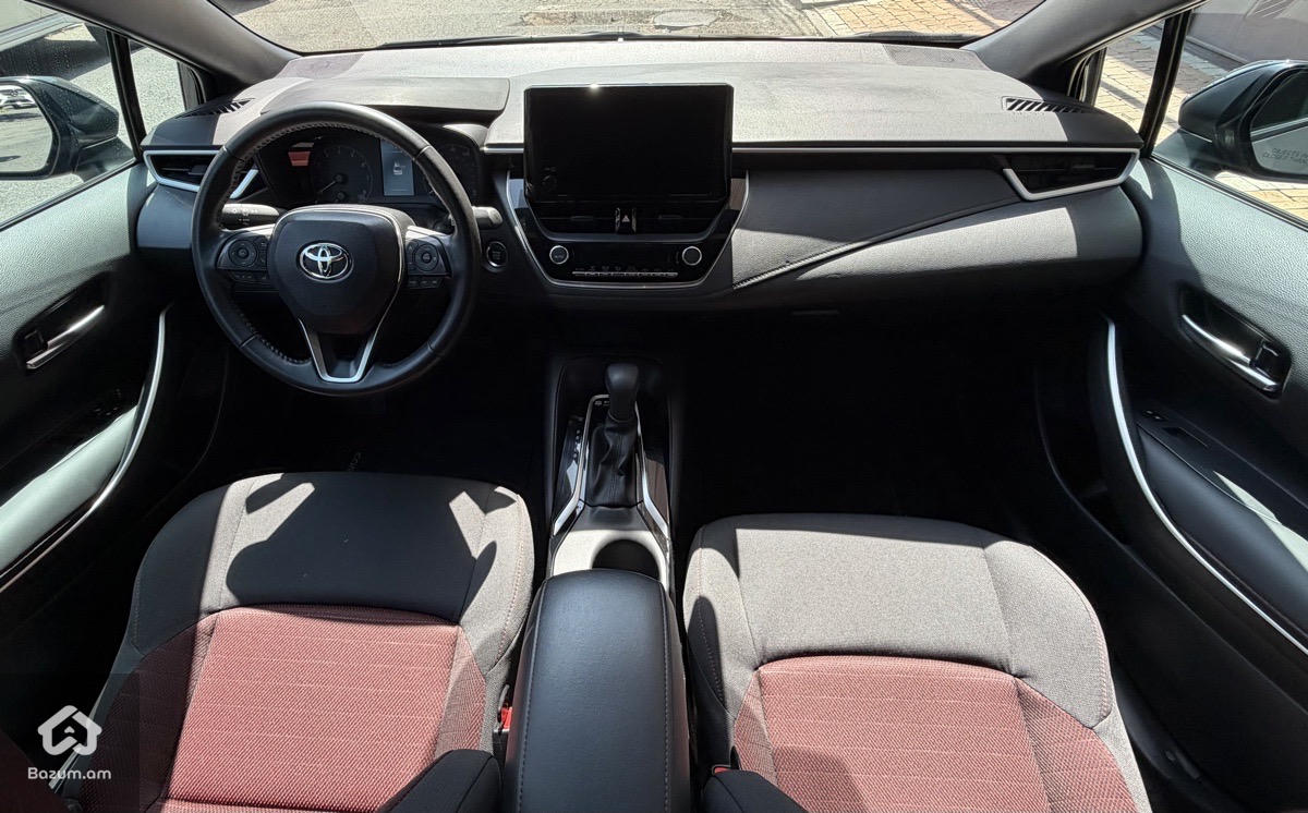 Toyota Corolla SE - image 8