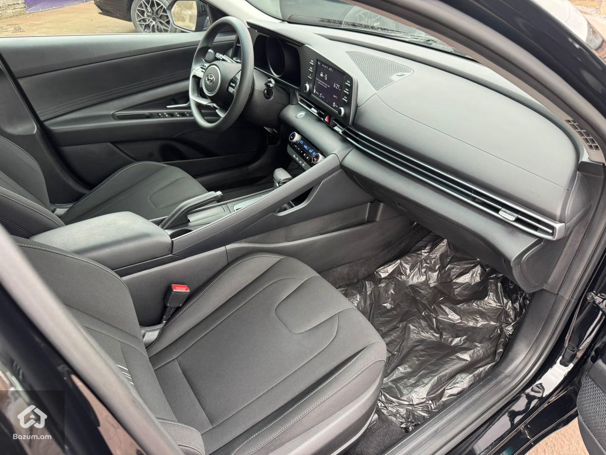 Hyundai Elantra - image 24