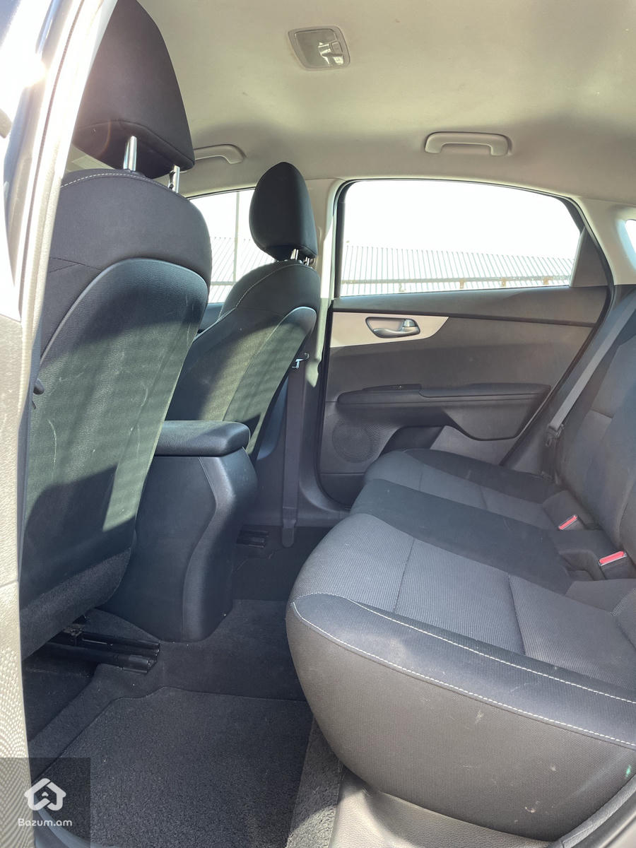 Kia Forte - image 9