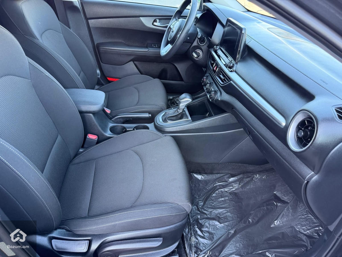 Kia Forte - image 23