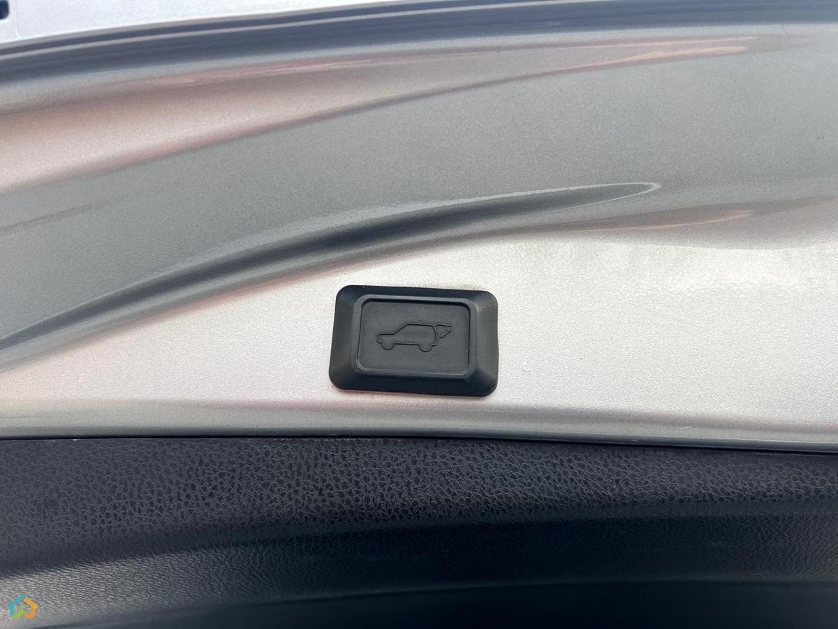 Toyota RAV4 - image 8