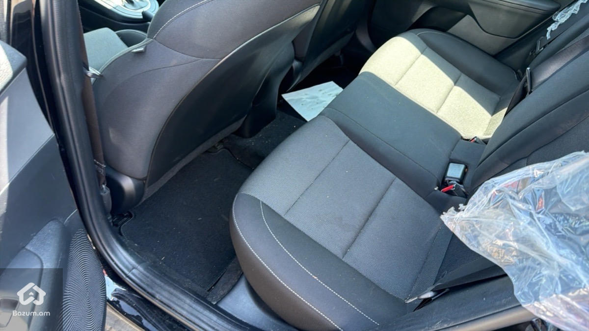 Kia Forte LXS - image 9