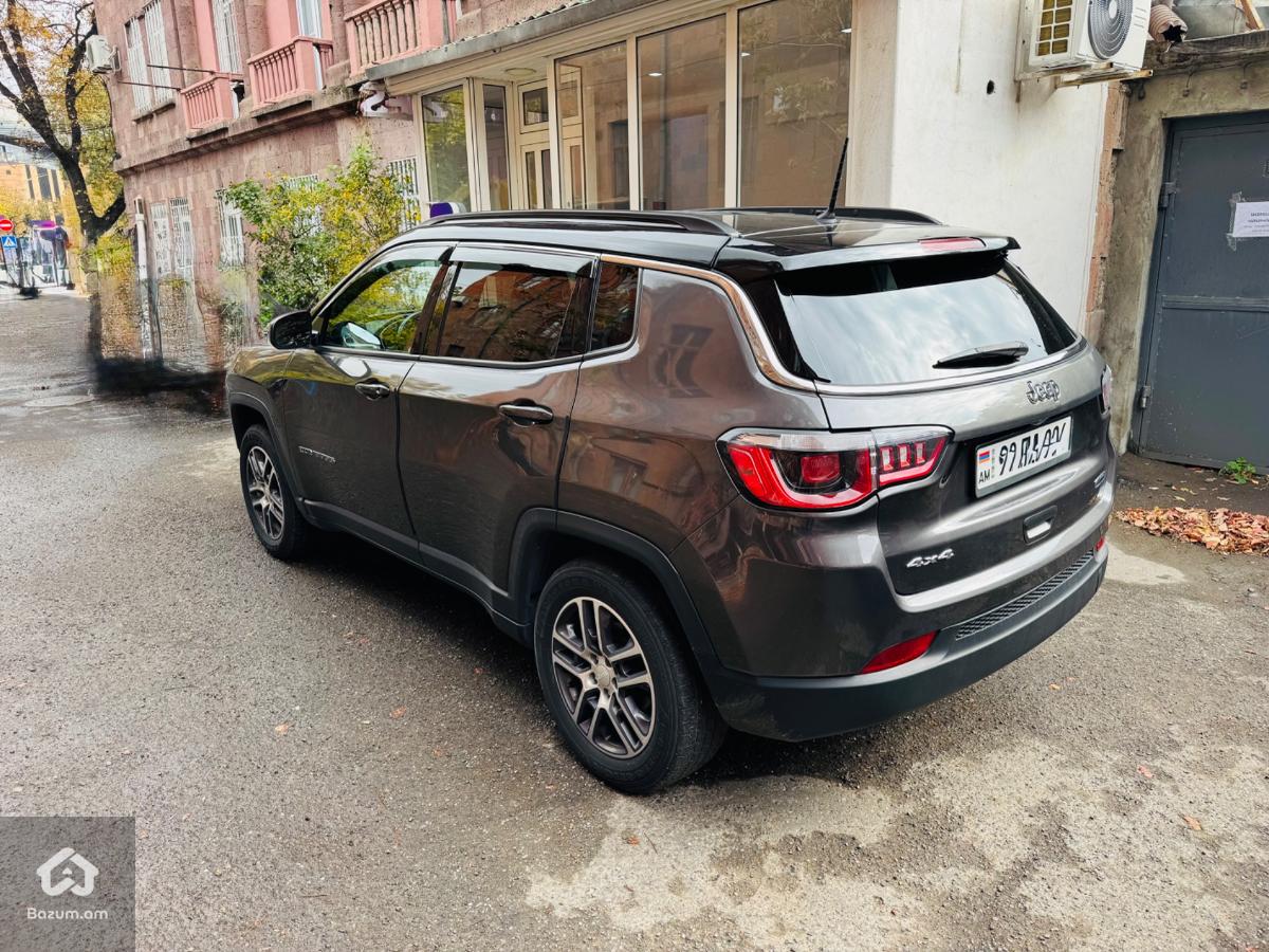 2018 Jeep Compass Latitude - image 4
