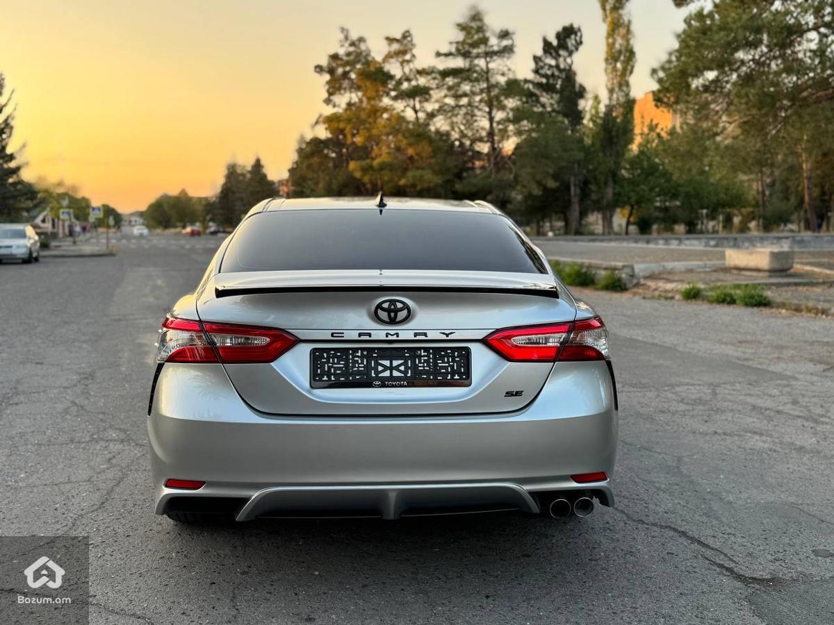 Toyota Camry SE - image 3