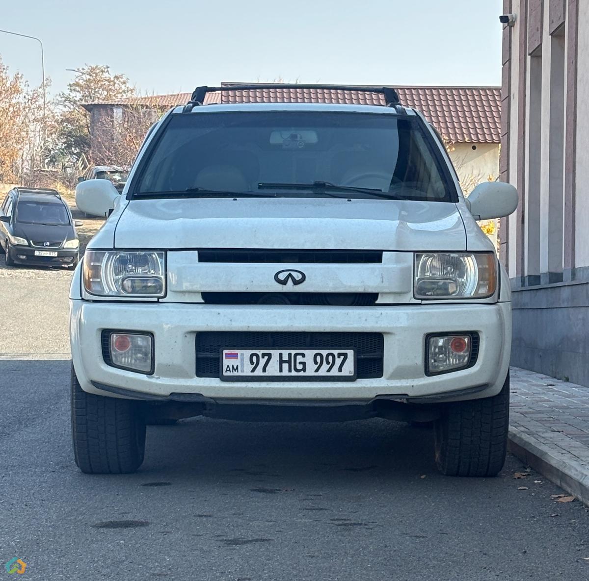 Infiniti QX4 - image 1