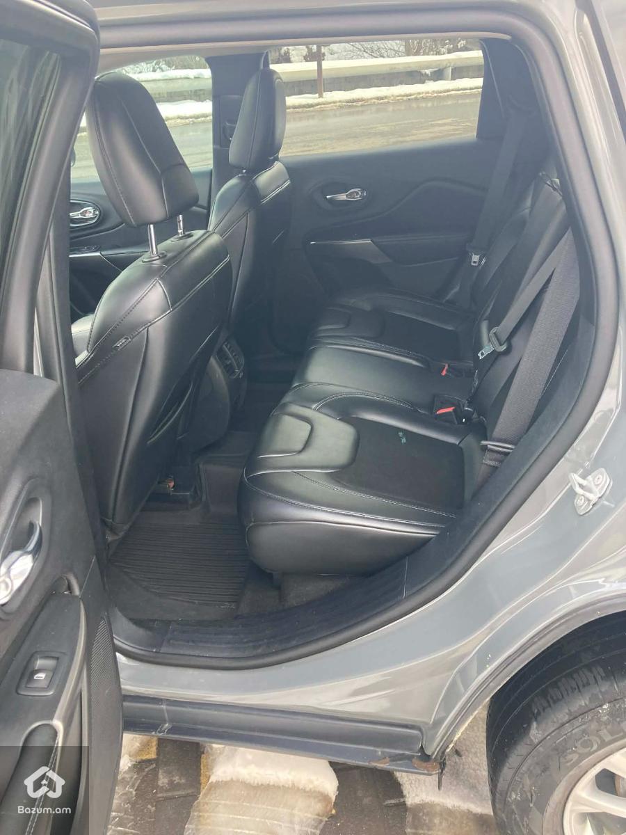 2020 Jeep Cherokee, Latitude Plus - image 15