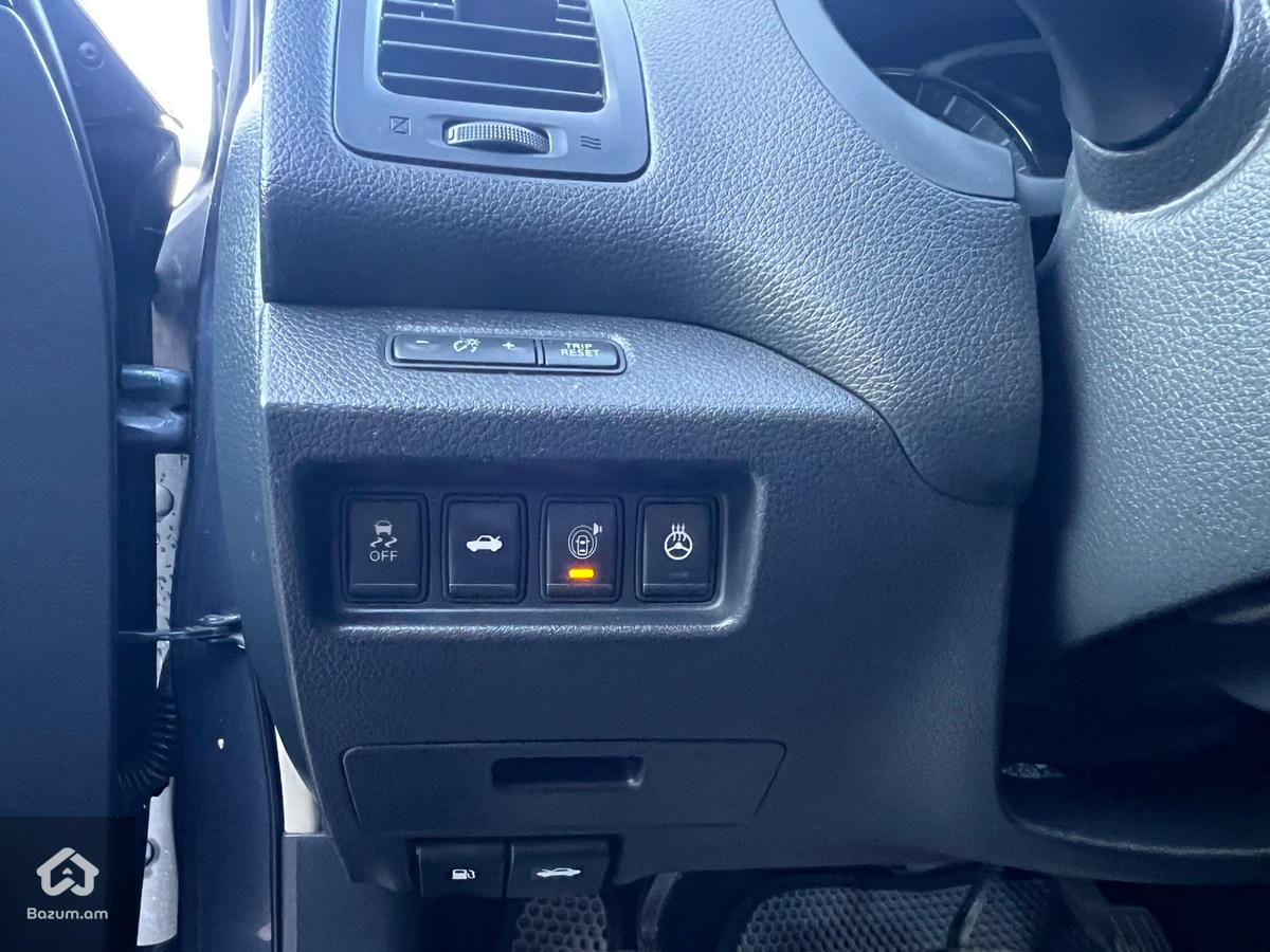 Nissan Altima  - image 8