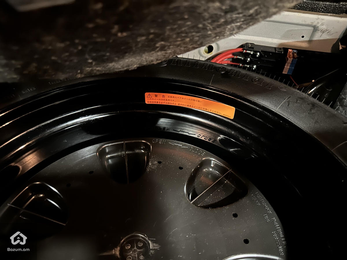 Mercedes E320 - image 8