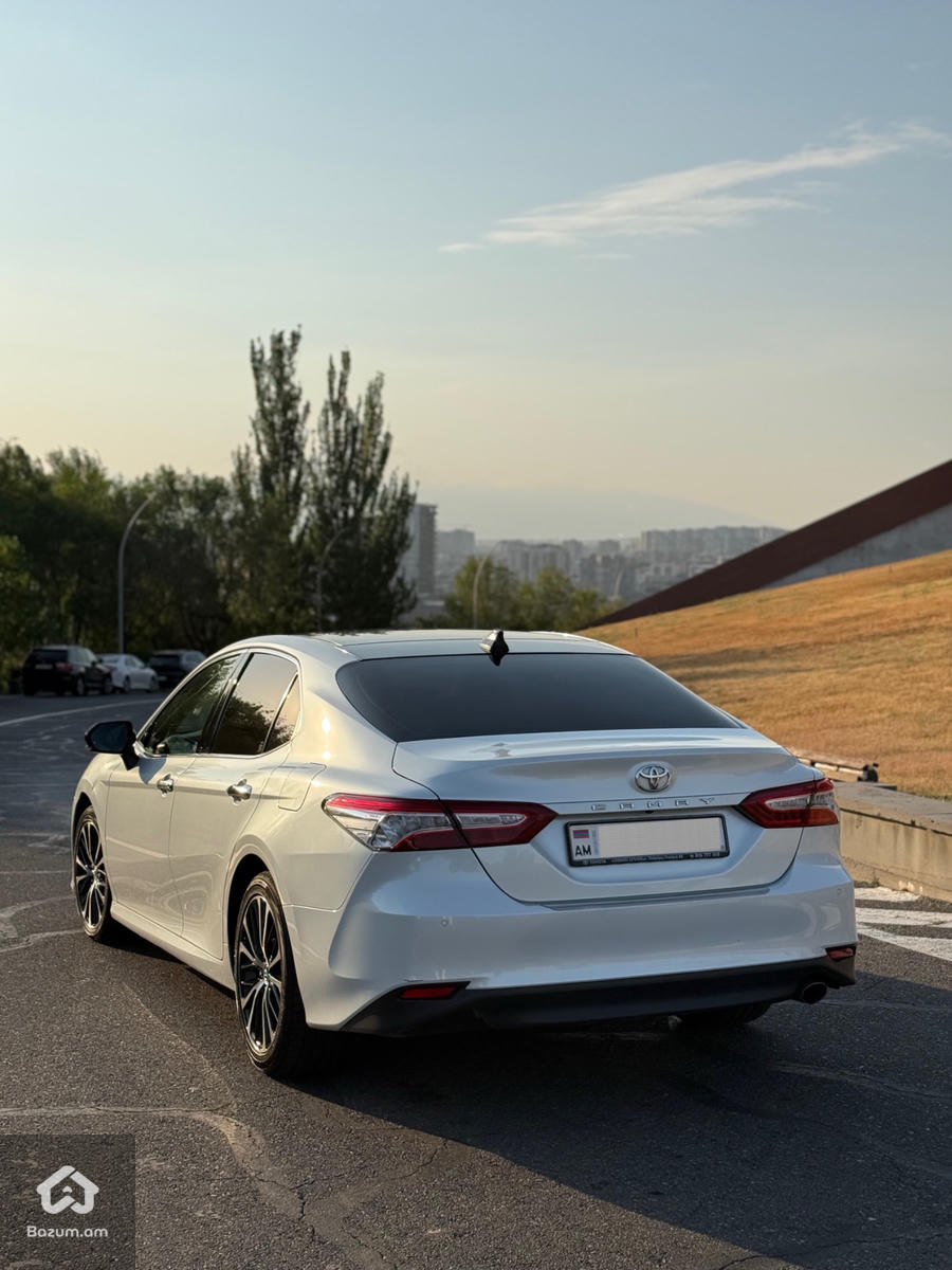Toyota Camry - image 2