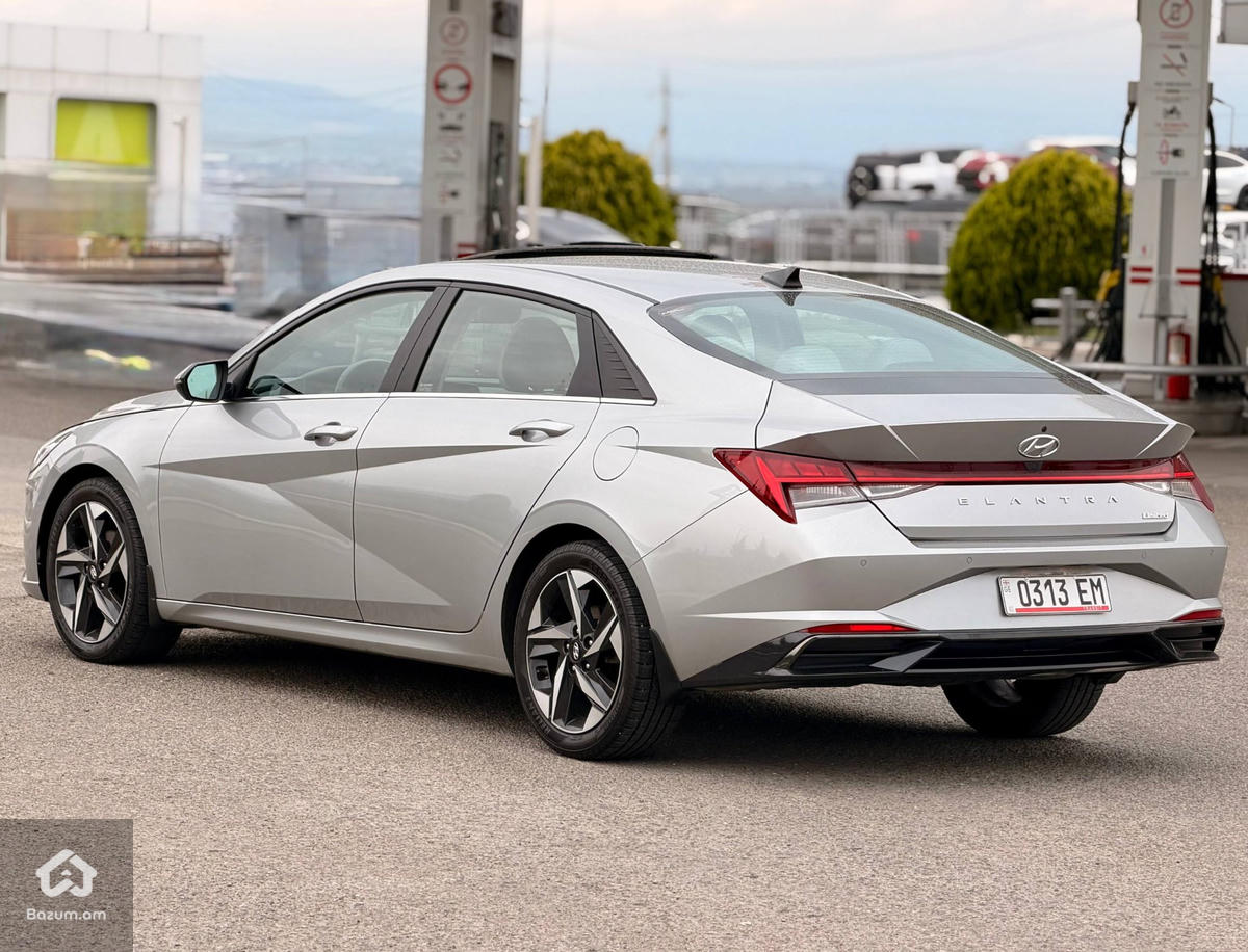 Hyundai Elantra Limited - image 3