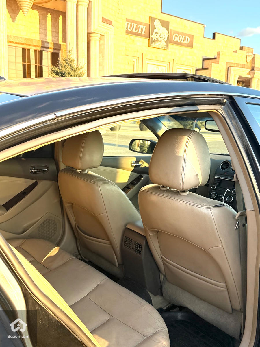 Nissan Altima  - image 6