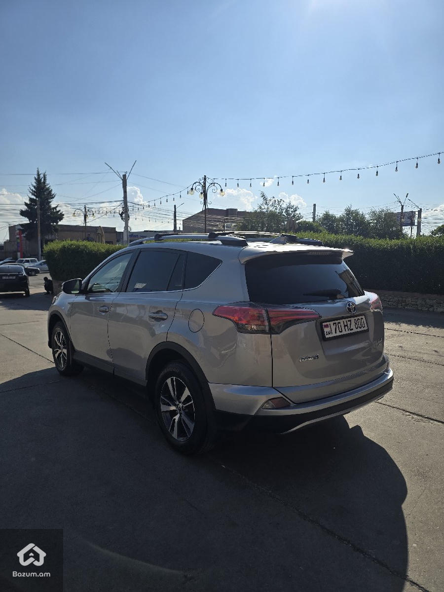 Toyota Rav4 XLE - image 10