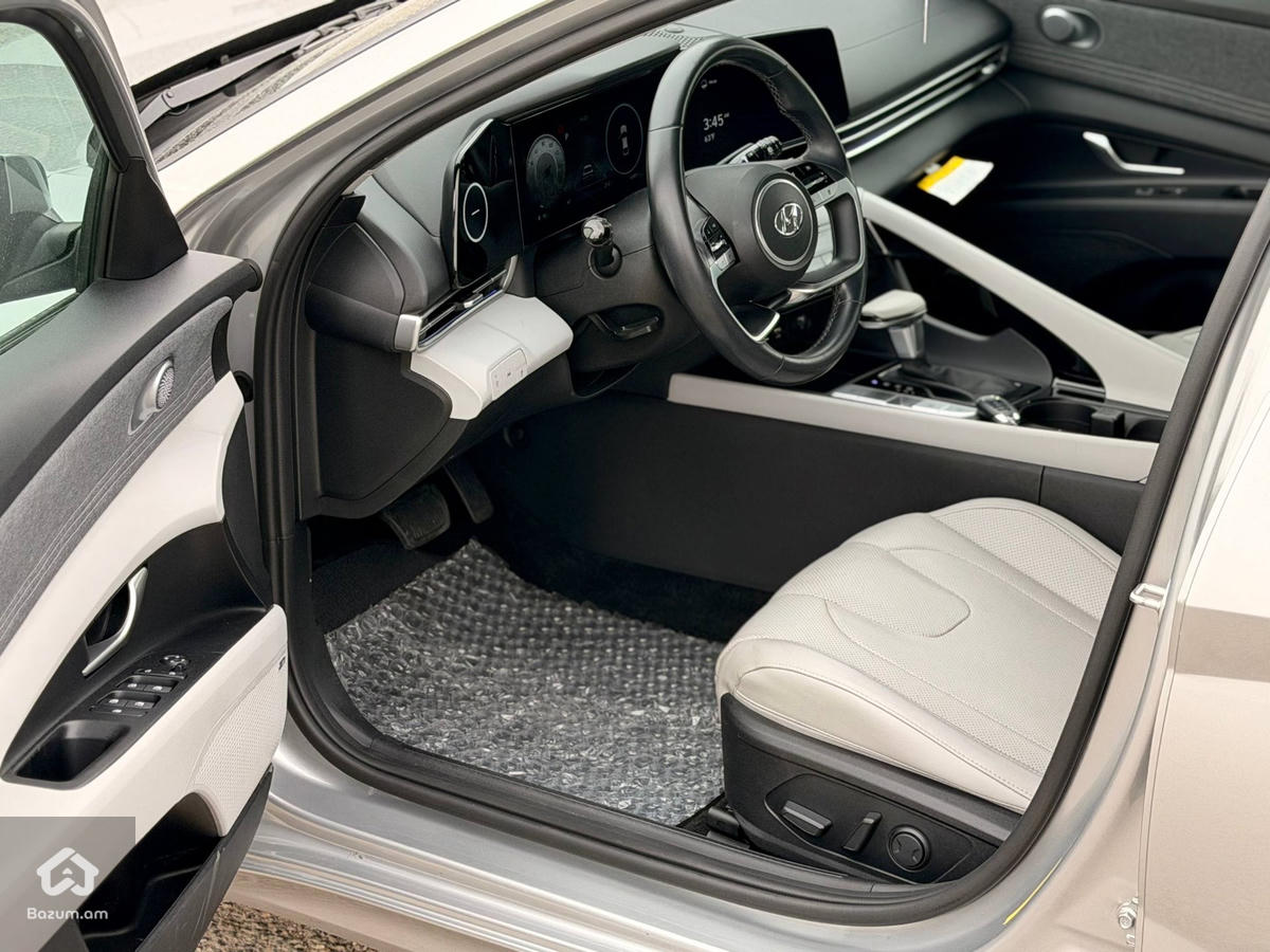 Hyundai Elantra Limited - image 16