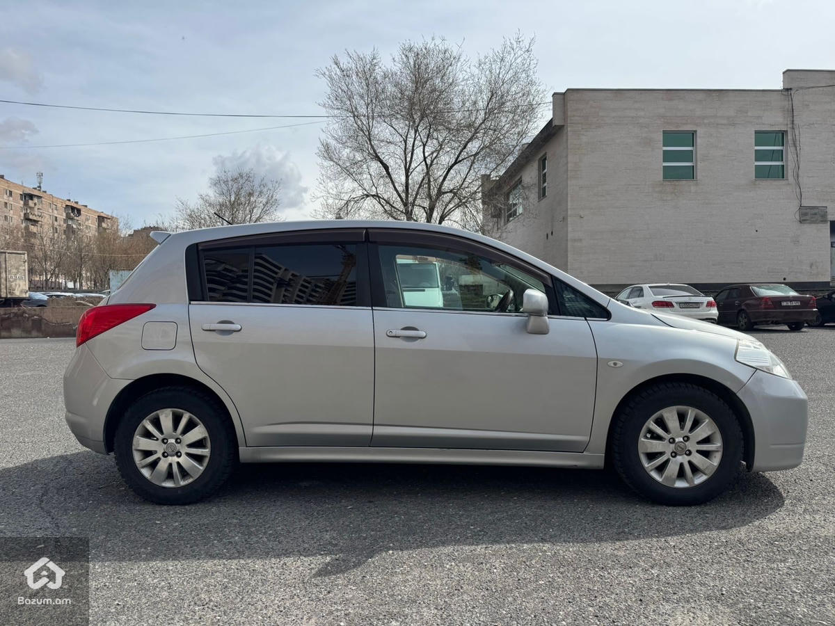 Nissan Tiida Axis - image 4