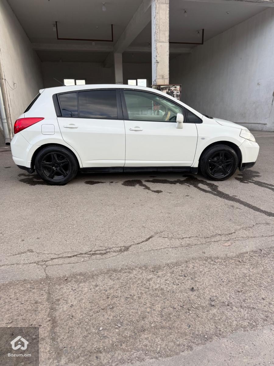 Nissan Tiida - image 9