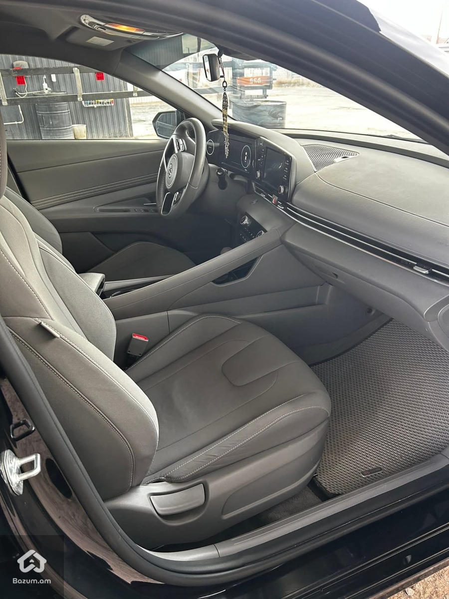 Hyundai Elantra  - image 7