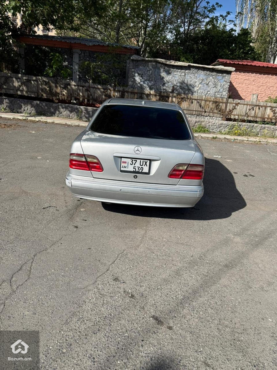 Mercedes E 320 - image 5