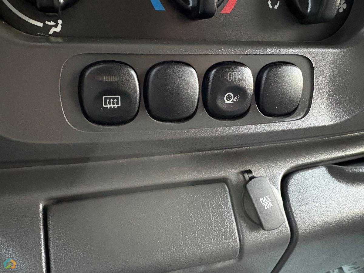 Ford Transit - image 7