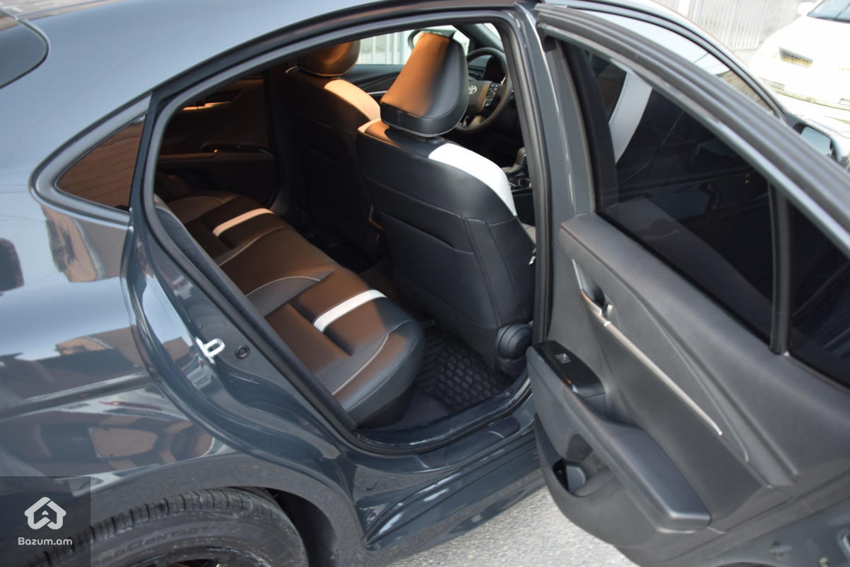 Toyota Camry - image 7