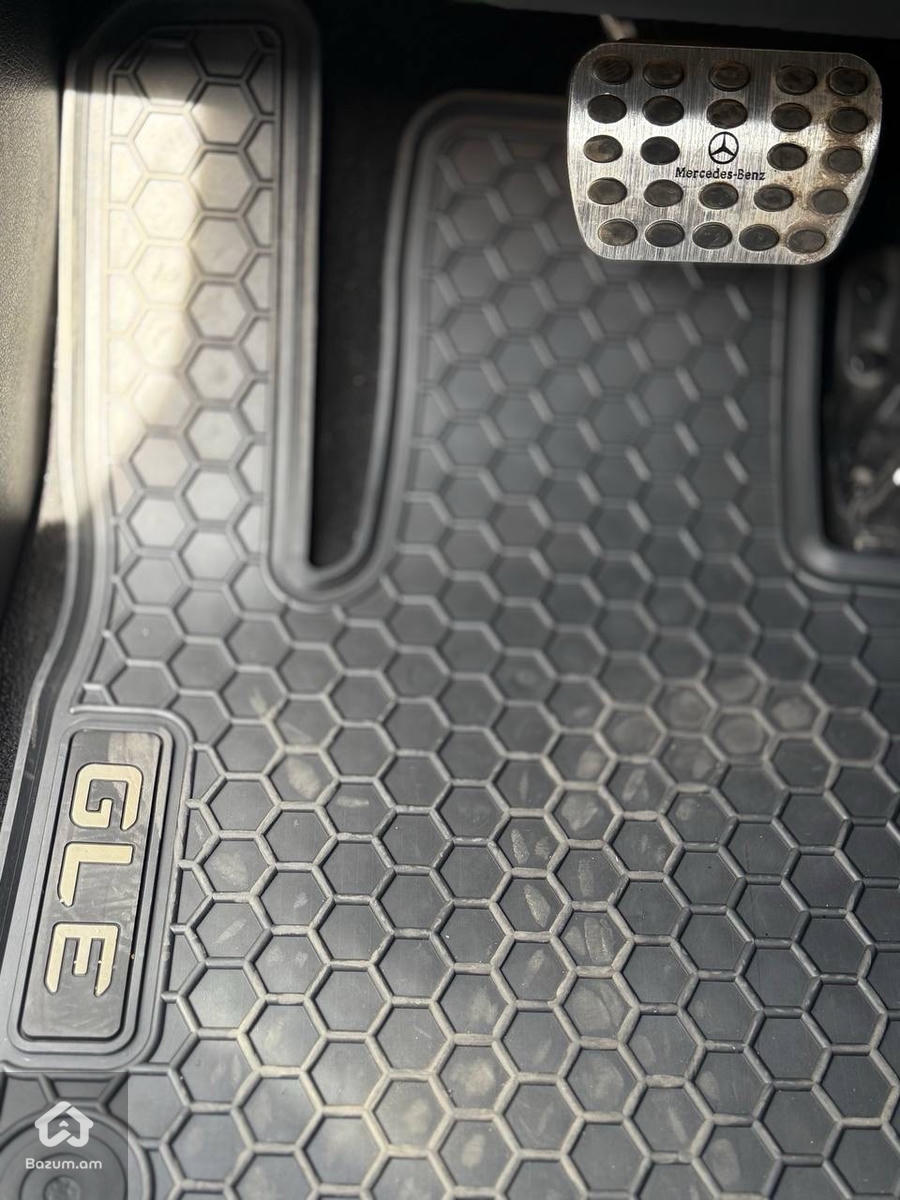 Mercedes Benz - image 19