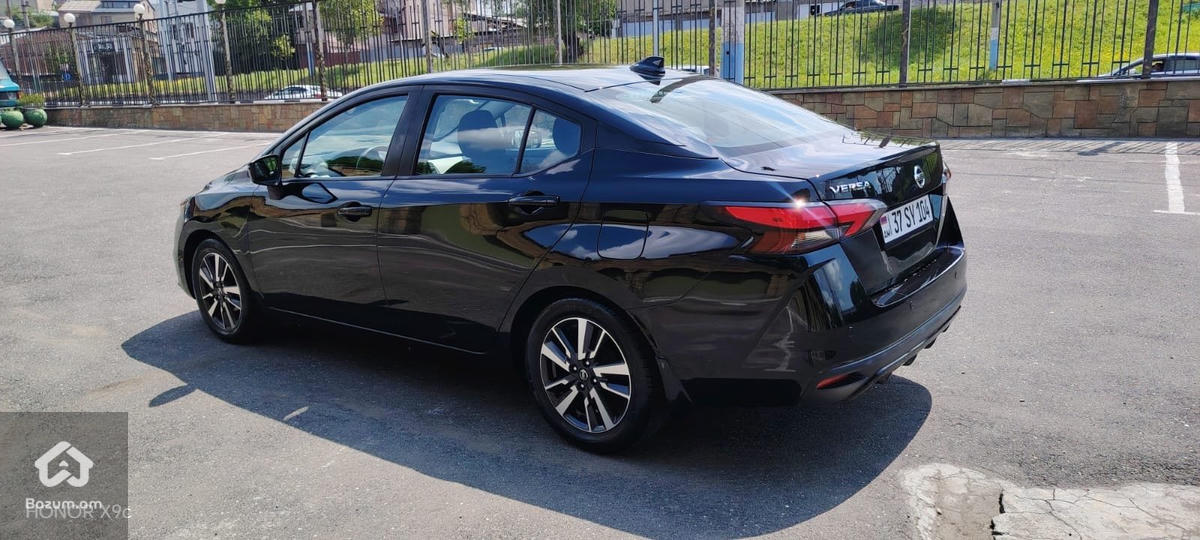 Nissan Versa - image 7