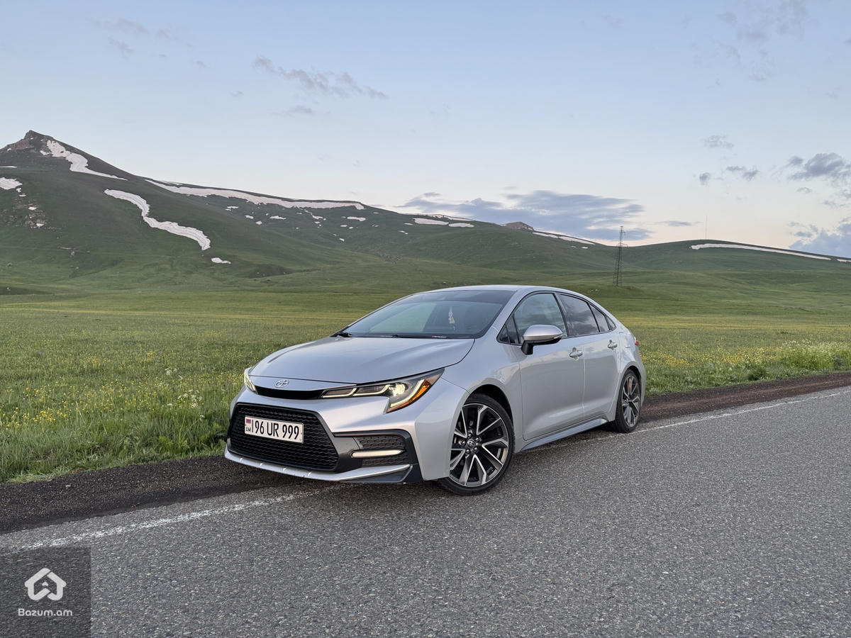 Toyota Corolla SE - image 2