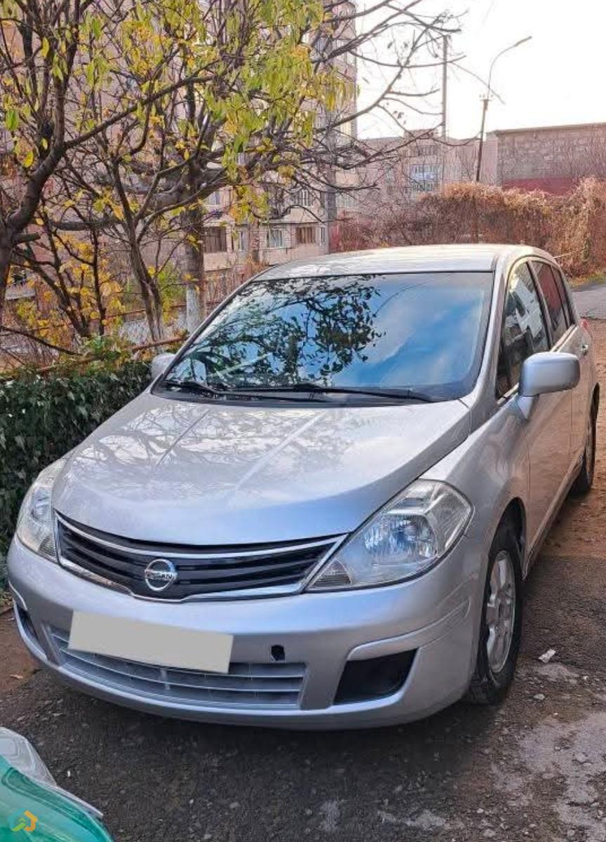 Nissan Versa - image 1