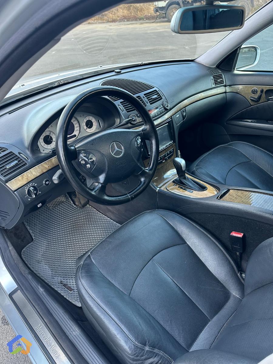 Mercedes Benz E320 - image 7