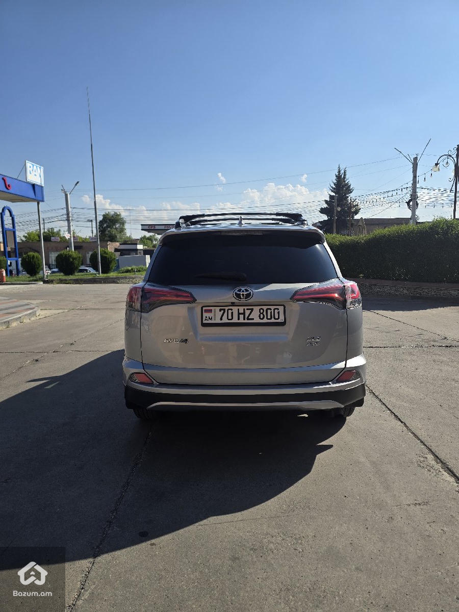 Toyota Rav4 XLE - image 9