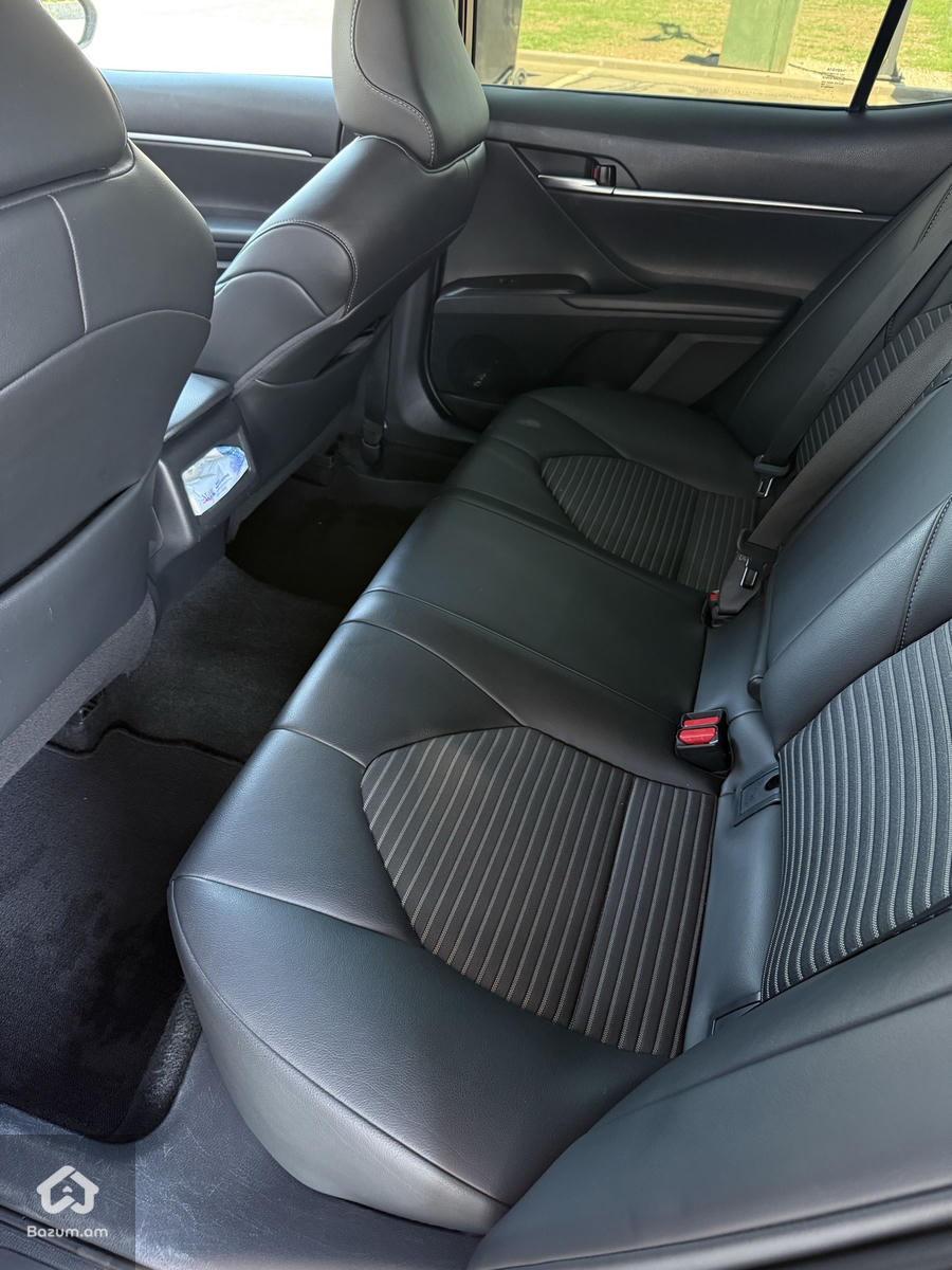 Toyota Camry - image 8