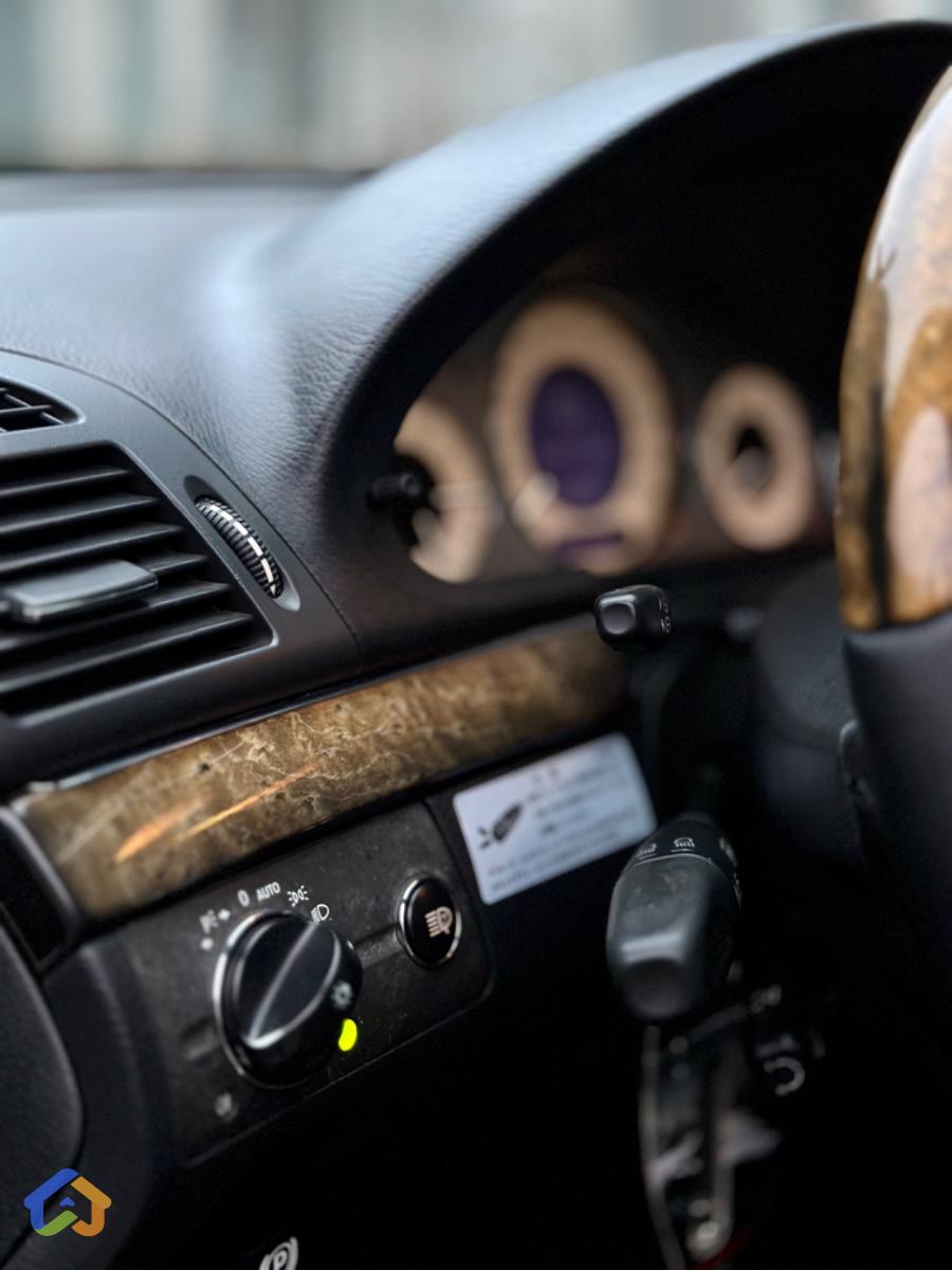 Mercedes Benz - image 10