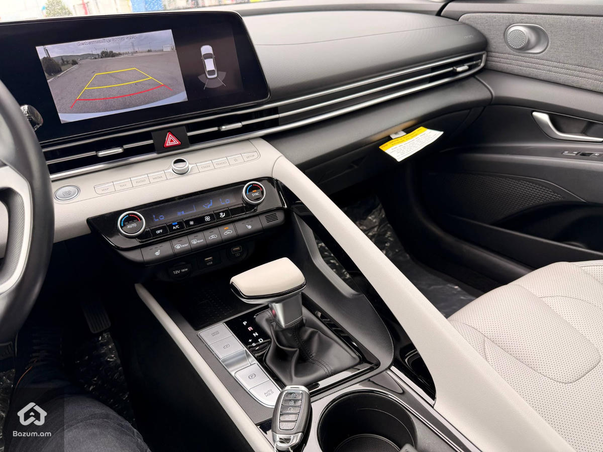 Hyundai Elantra Limited - image 8