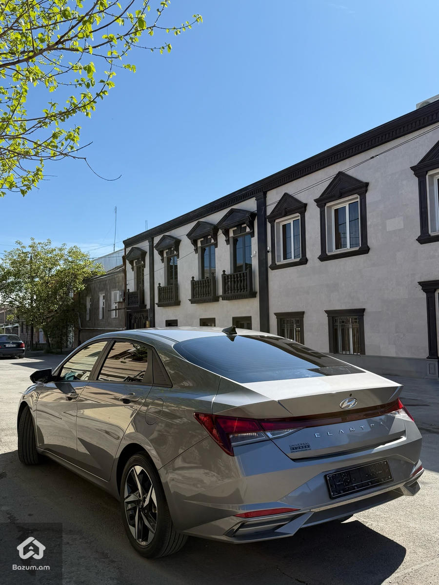 Hyundai Elantra - image 2