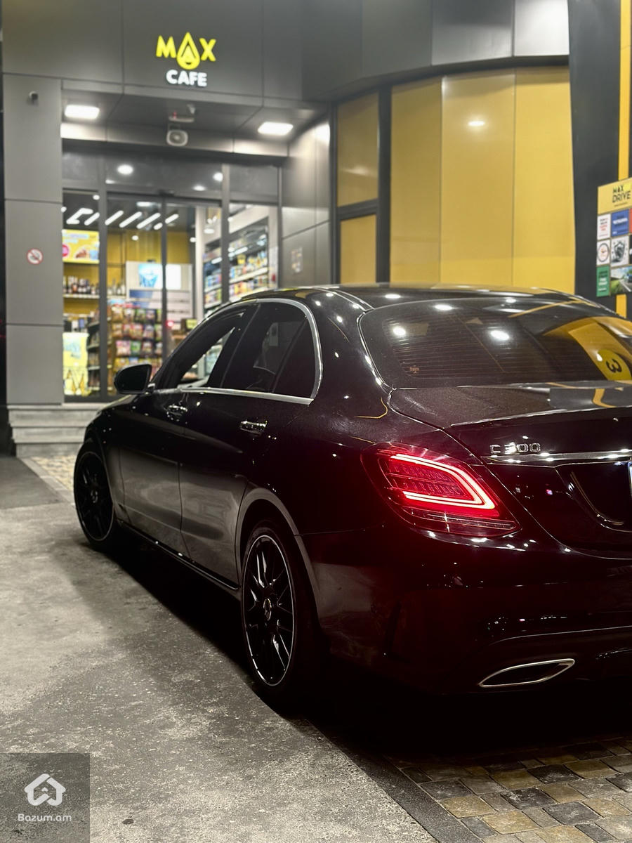 Mercedes Benz C300 - image 2