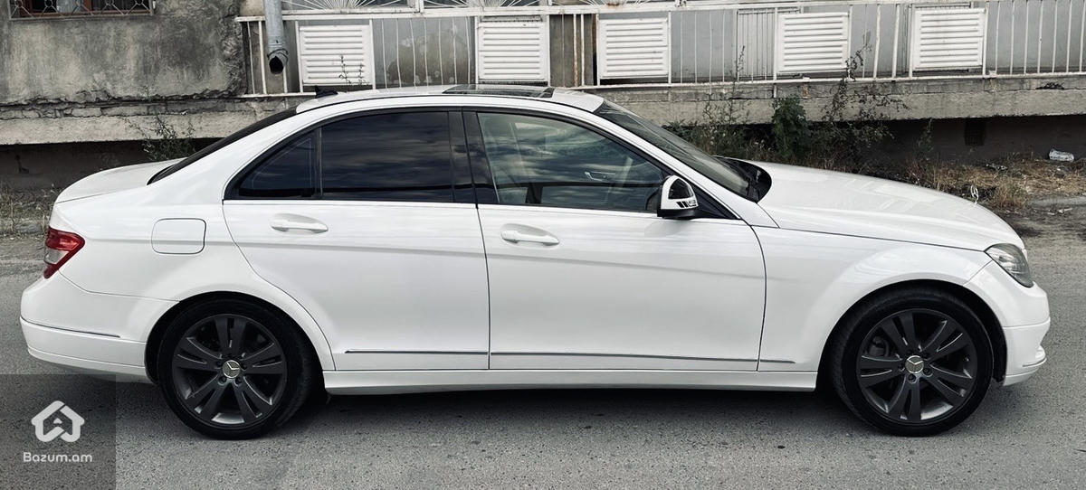 Mercedes-Benz W204 C300 - image 3