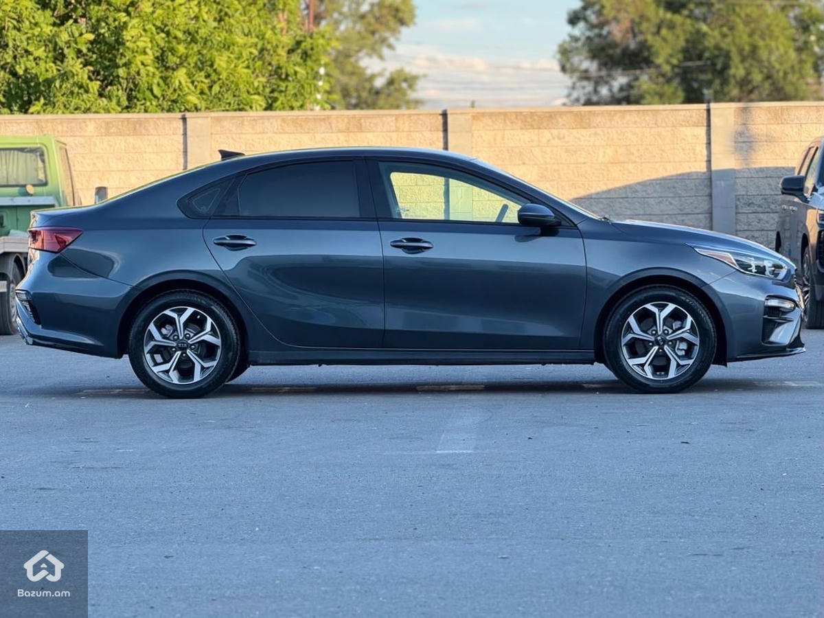Kia Forte - image 12