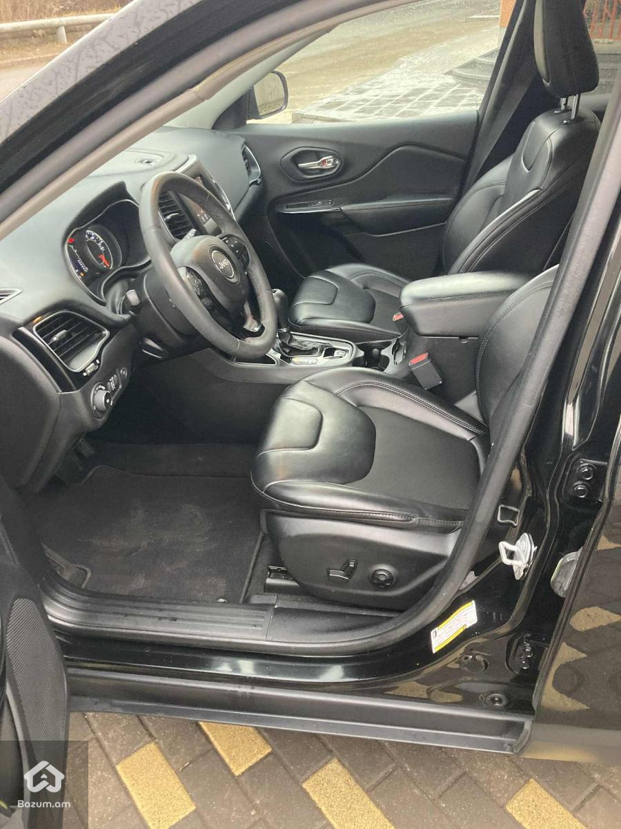 2020 Jeep Cherokee, Latitude Plus 4x4 - image 11