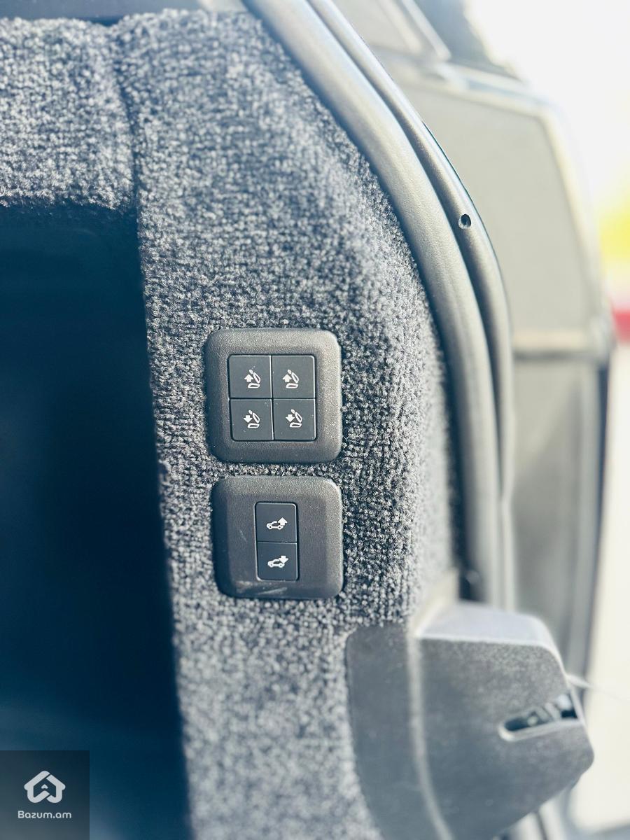 Range Rover Vogue HSE - image 12