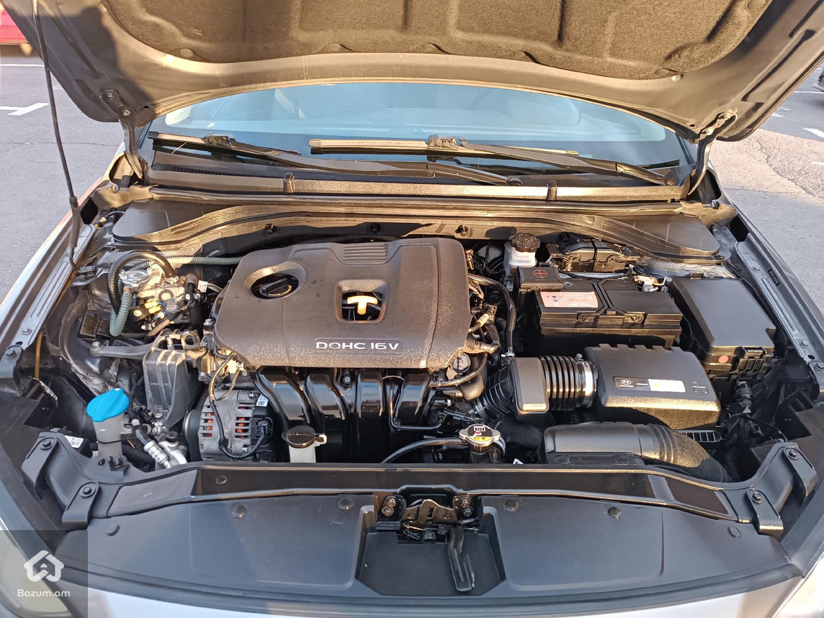 HYUNDAI ELANTRA - image 8